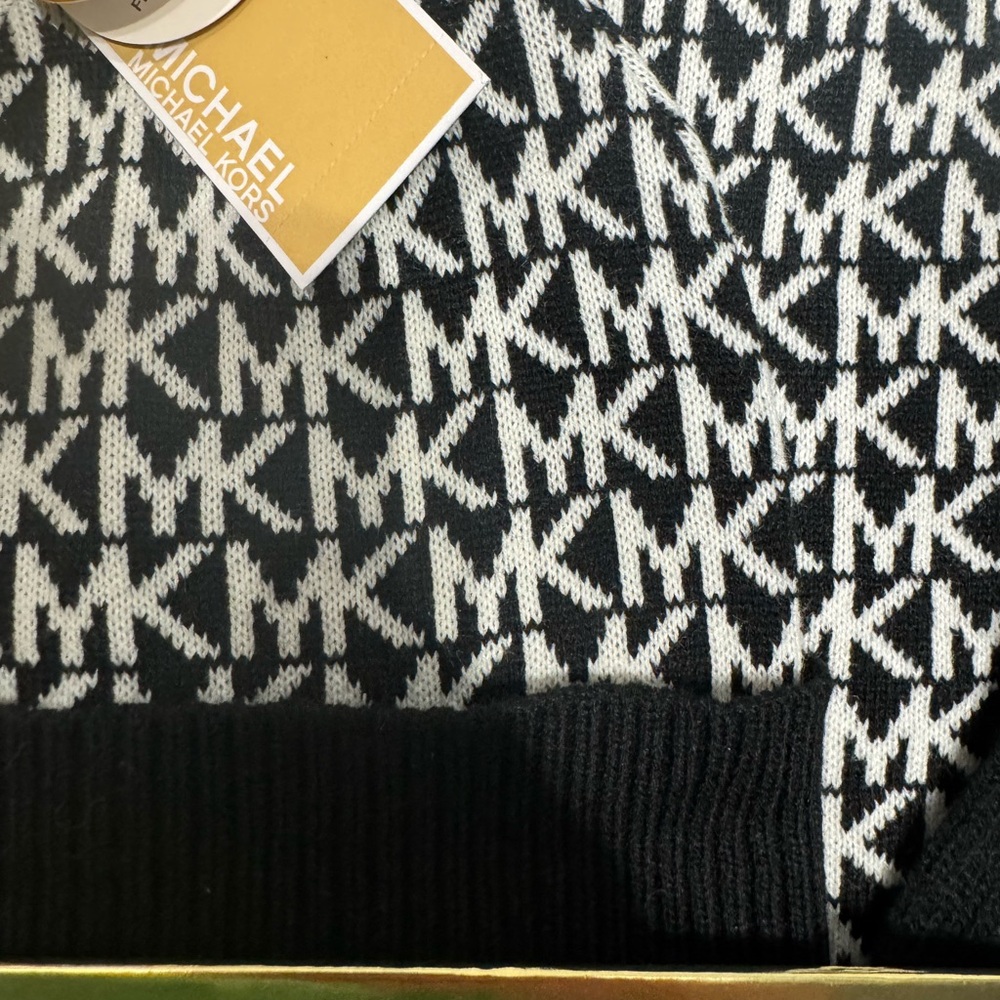 NWT Michael Kors 3 PCs Set Scraf, Hat, and Gloves - Picture 7 of 8